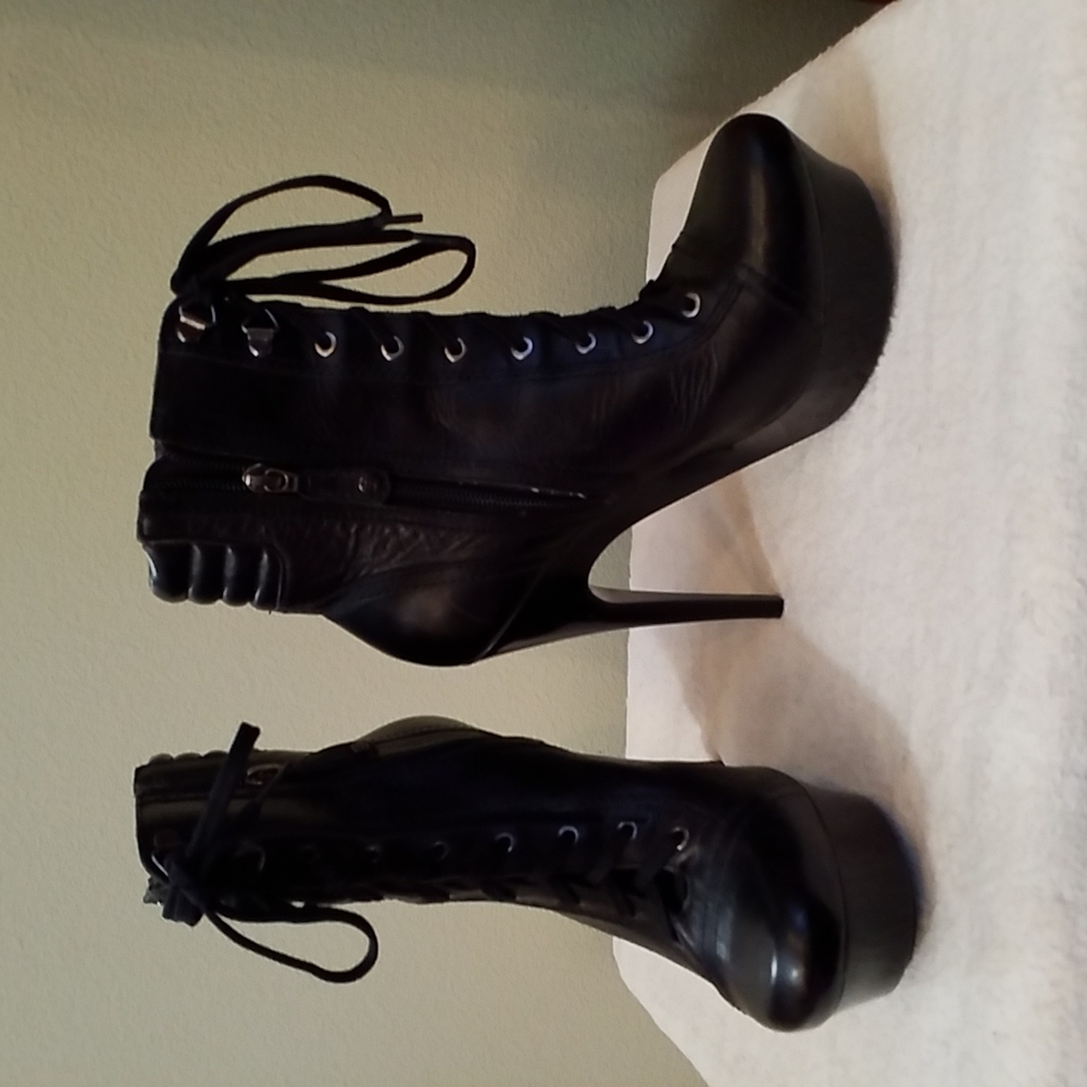 BCBGMaxAzaria Black Leather Ankle High Heel Fashion Boots Size 8.5